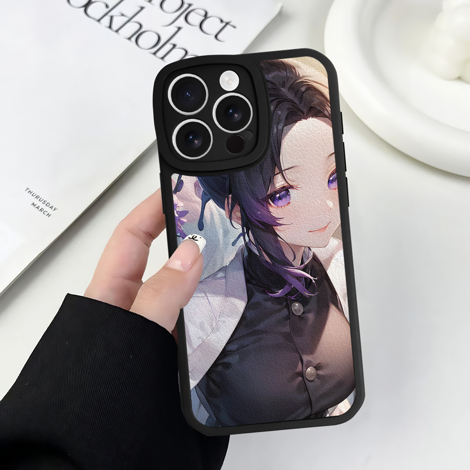 （画像用） 鬼滅の刃（きめつのやいば）蟲柱-胡蝶 しのぶ／こちょう しのぶ Kochou Shinobu 【iPhone 16シリーズ対応】シリコンスマホケース（レザー調） 材質：シリコン